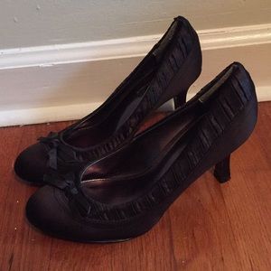 Black pumps with a bow